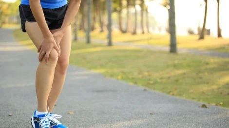 Mengapa Wanita Lebih Rentan Cedera Lutut Saat Olahraga?