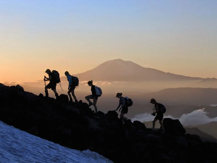 Tren Mendaki Gunung Gen Z Jadi Terapi Patah Hati Paling Ampuh