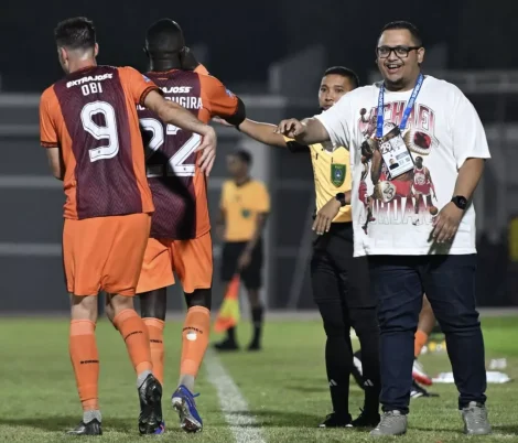 Kegembiraan ofisial dan pemain Borneo FC setelah memastikan poin penuh yang membawa mereka menggeser Persib dari puncak klasemen.