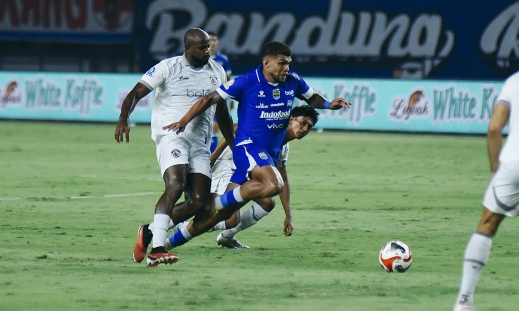 Persib gagal meraih poin penuh setelah ditahan imbang Arema FC, situasi yang membuat posisi puncak klasemen kini terancam oleh Borneo FC.