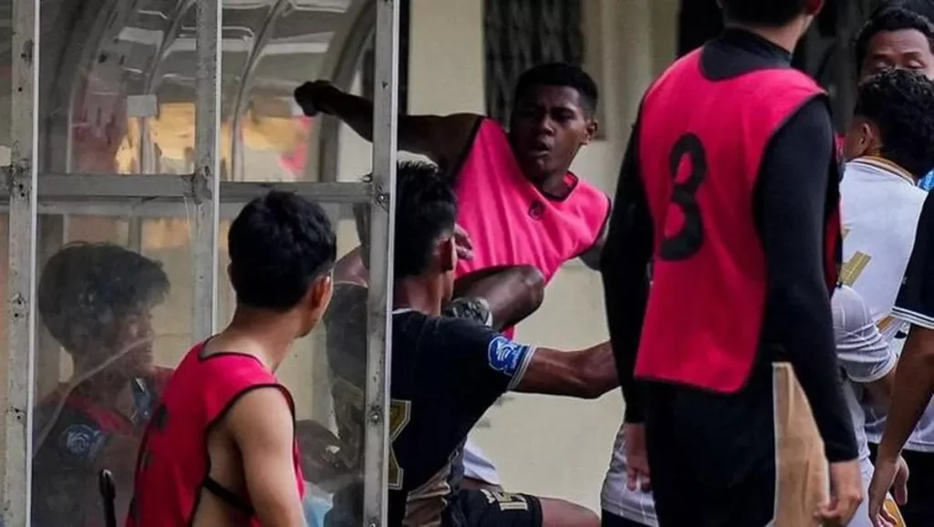 Aksi kontroversial pemain sepak bola Fadly Alberto di lapangan yang menjadi pusat perhatian dalam insiden Super League.