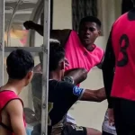 Aksi kontroversial pemain sepak bola Fadly Alberto di lapangan yang menjadi pusat perhatian dalam insiden Super League.