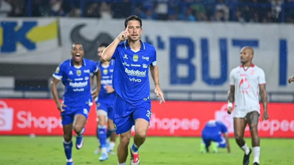 Pemain Persib Bandung merayakan gol dengan penuh emosi, menandai perjuangan keras tim dalam menghadapi ujian berat di puncak klasemen pekan ke-29.