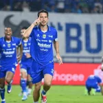 Pemain Persib Bandung merayakan gol dengan penuh emosi, menandai perjuangan keras tim dalam menghadapi ujian berat di puncak klasemen pekan ke-29.