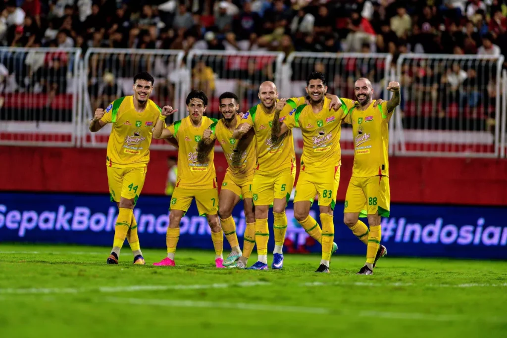 Skuad Persebaya Surabaya merayakan kemenangan 2-0 atas Malut United di ajang BRI Super League.