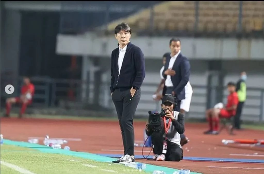 Shin Tae-yong mengamati pertandingan setelah resmi ditunjuk sebagai pelatih Timnas Mini Soccer Indonesia.