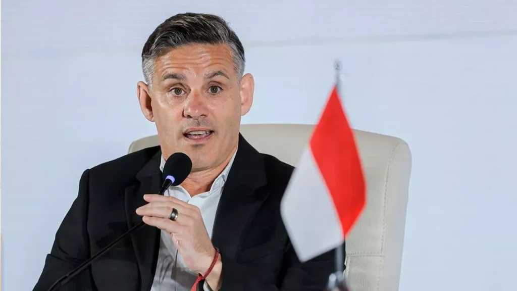 Potret pelatih atau perwakilan manajemen Timnas Indonesia sedang berbicara dalam konferensi pers mengenai target juara Piala AFF 2026.