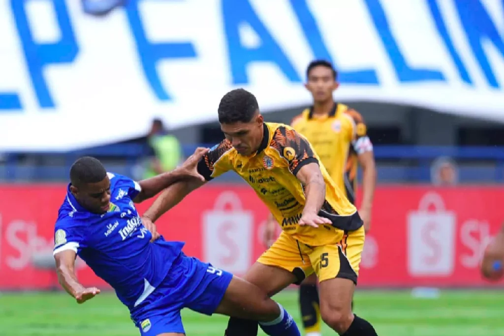 Pertarungan fisik yang selalu mewarnai laga Persija Jakarta vs Persib Bandung kini harus berlanjut di Stadion Utama Kaltim, Samarinda.