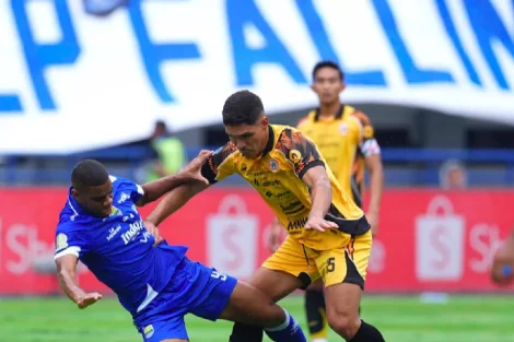 Pertarungan fisik yang selalu mewarnai laga Persija Jakarta vs Persib Bandung kini harus berlanjut di Stadion Utama Kaltim, Samarinda.