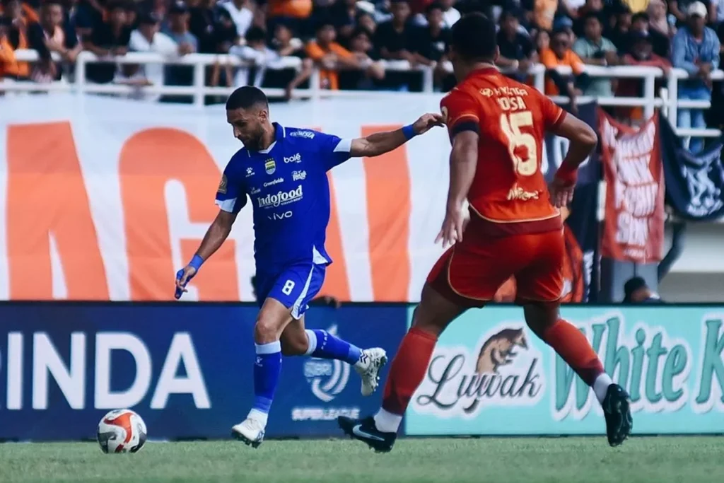 Upaya keras pemain Persija membendung serangan balik cepat dalam laga Persija Vs Persib yang memastikan pupusnya harapan juara bagi tim Ibu Kota.