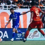 Upaya keras pemain Persija membendung serangan balik cepat dalam laga Persija Vs Persib yang memastikan pupusnya harapan juara bagi tim Ibu Kota.