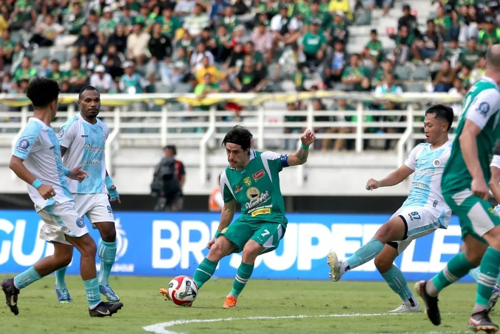 Gempuran pemain Persebaya Surabaya ke lini pertahanan PSBS Biak yang berujung pada kemenangan telak bagi tim Bajul Ijo.