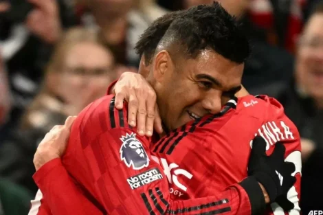 Casemiro berpelukan dengan rekan setimnya merayakan keberhasilan Manchester United naik di Klasemen Liga Inggris dan lolos ke Liga Champions.